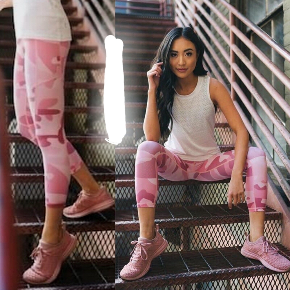 Zyia pink camo pocket crop 20" leggings size 4